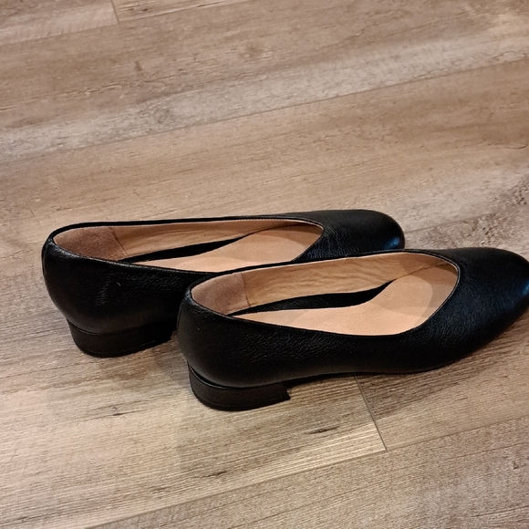 Brioso Women's Classic Black Loafers - Picture 4 of 9